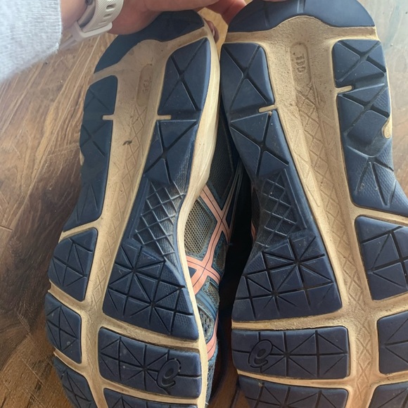 ASICS - Picture 4 of 5